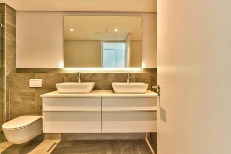 En-suite main bedroom