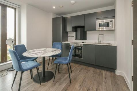 AVAILABLE October! No-deposit required – please see description for further details. An on-site rooftop gym with swimming pool and sauna are accessible to residents of this stunning 2-bed, 2-bath apar