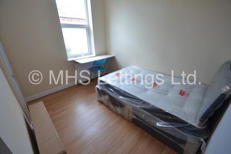** £455pcm (Inc Gas, Elec, Water, Wi-Fi, TV Licence and Council Tax) ** AVAILABLE NOW OR 1ST JULY ** Stunning double room in this lovely house share on High Cliffe in Burley Park. Large dining kitchen
