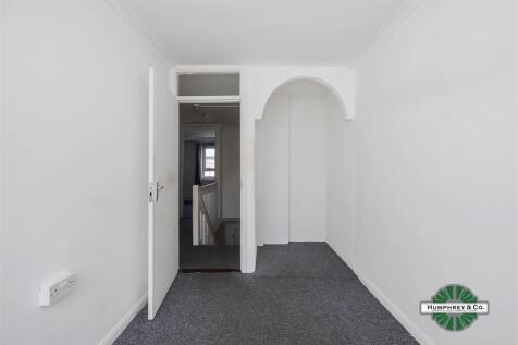 SPLIT LEVEL GROUND FLOOR FLAT --- THREE GOOD SIZE BEDROOMS --- LARGE KITCHEN--- FAMILY BATHROOM --- PRIVATE GARDEN --- GAS CENTRAL HEATING --- DOUBLE GLAZING --- LARGE RECEPTION ROOM --- Humphrey & Co