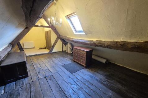 Attic room (2).jpg