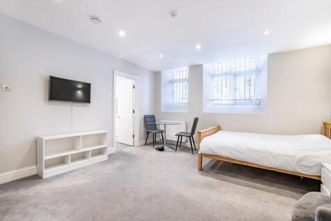A studio apartment in this attractive mansion block moments from Vincent Square.