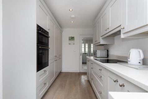 Bramleys Estate Agents - Gernhill Avenue - Fixby (