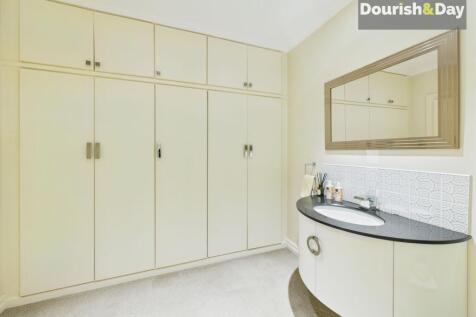 Guest WC/Cloakroom