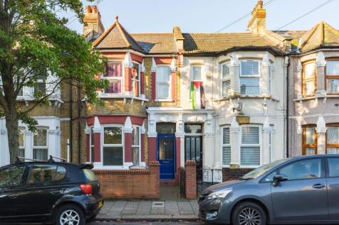 LONG LET. This charming terraced house offers spacious living across two floors. It features three well-proportioned bedrooms, large, bright living room, a separate dining room, smart kitchen and love