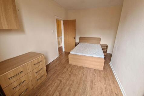 A bright and well-maintained double bedroom wit...