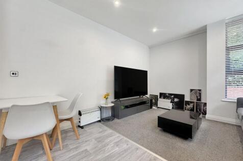 Modern 1-bed apartment near Leeds City Centre. Open-plan living, fully fitted kitchen, secure entry, lift access, parking available. Close to shops, cafes, and transport links.