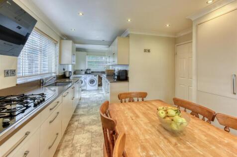 1 Saxon Court-kitchen3.jpg