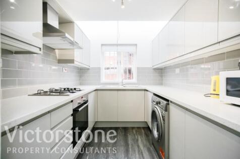 Modern split-level four-bedroom flat offering two terraces, two bathrooms, and inclusive heating. Perfectly situated near Kings Cross Station with excellent transport links for students and profession