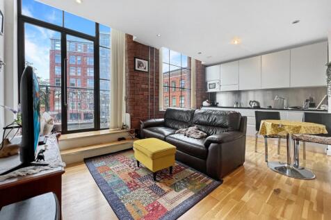 Stylish and spacious apartment in historic Roberts Wharf. Open kitchen/living area, bright rooms, balcony, high-quality kitchen appliances, and modern bathroom with large bath.