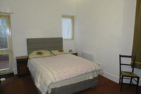 Double Bedroom to Rent (Room Only) - Flat with Private Garden - Camden A spacious double bedroom available to rent within a private flat that benefits from a private garden. This is a room-only let; t