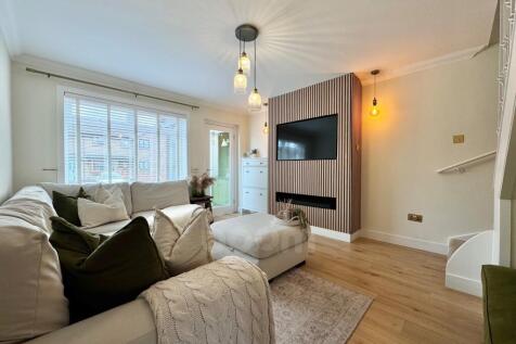 Titchfield Way, Irvine lounge