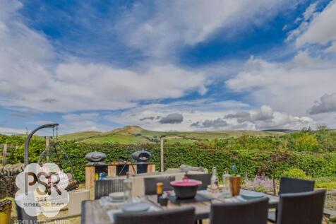 Outdoor Dining and Entertaining Area with Stunning Views