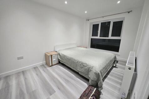 Spacious and fully licensed 6-bedroom HMO, this property is a standout home. Ideal for professional tenants or students. Each well-sized bedroom comes with its own private en-suite, offering convenien