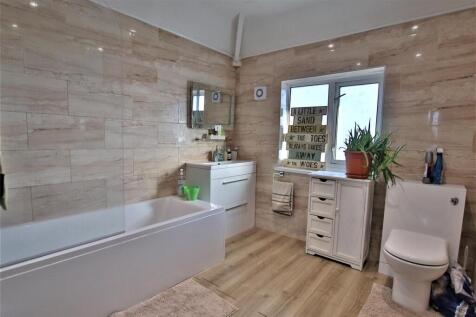 Margaret Road, Priors Park, Tewkesbury - Bathroom