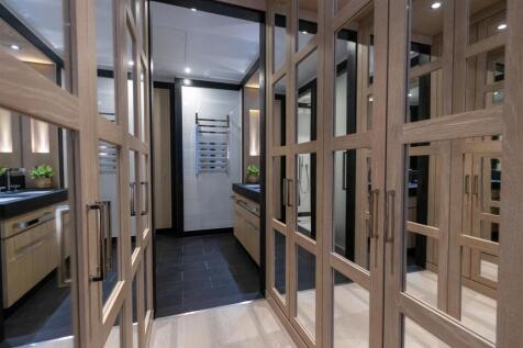 walk-in wardrobe (1 of 1).jpg