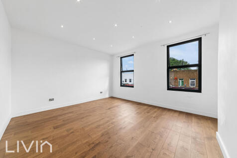 Situated on Portland Road, this modern first-floor studio apartment is ideally located close to Norwood Junction Station and local amenities.