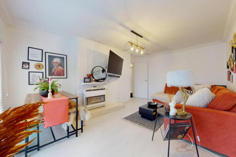 LOUNGE / DINING ROOM