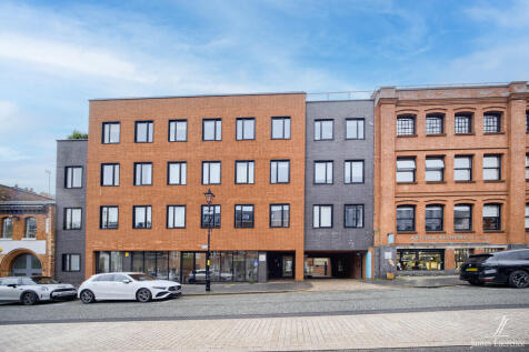 A fantastic loft apartment located on the first floor of the sought after Sterling House just off St Paul's Square. The property benefits from high ceilings, exposed steel and brick work and feature c