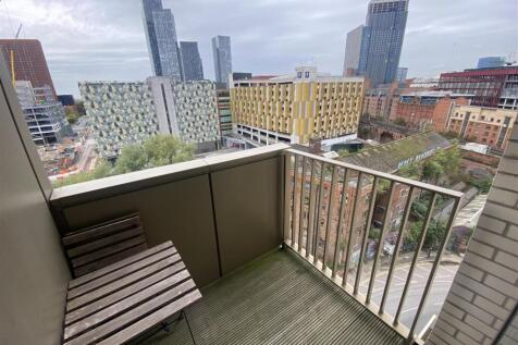This apartment, located on the 9th floor, is extremely well maintained and presented, and is finished throughout to the highest standard. With large rooms, big windows that flood the spaces with light