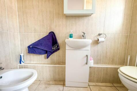 EN-SUITE SHOWER ROOM