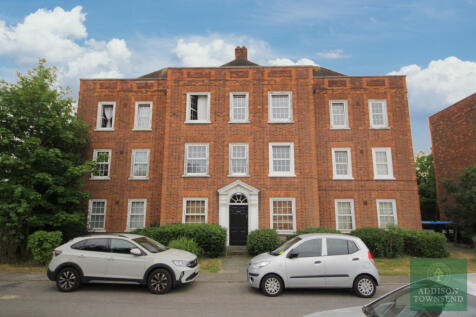 Addison Townsend are pleased to present this very spacious 2 bedroom top floor apartment with balcony situated in this quiet turning with communal gardens. The property offers a modern fitted kitchen