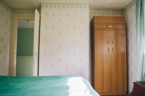 Ystafell Wely 1 / Bedroom 1