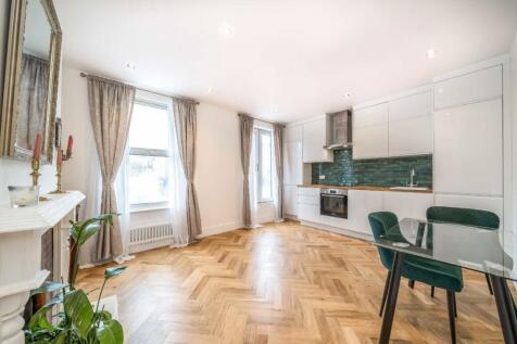 Immaculately presented and recently refurbished throughout. This one double bedroom flat is set on the top floor and comprises of a large double bedroom, an open plan reception room/kitchen, bathroom