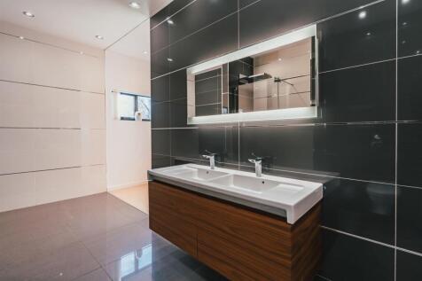 Master En-Suite Bathroom
