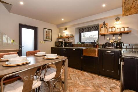 Kitchen/ Dining Area