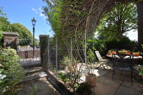 Courtyard Front Garden