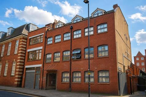 Welcome to this beautiful and spacious studio apartment, located in the heart of Bristol City Centre, across from the fantastic Cabot Circus shopping centre. This charming property is situated within