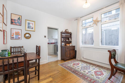 2 bed, 1 bath Maisonette in London - Photo 4