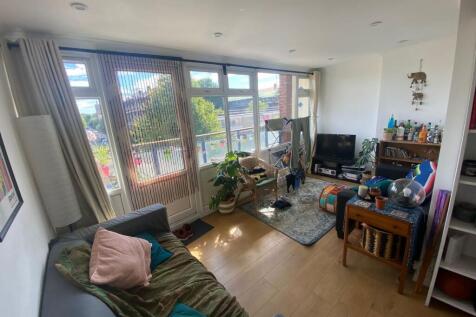 Available 14th September – A fantastic value-for-money three double bedroom split-level apartment, offering generous living space in a highly convenient location.
