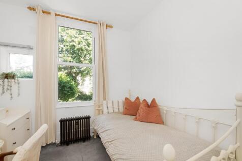 14 - spare room 2.jpg