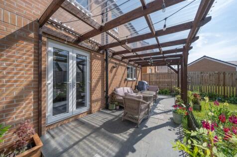 Pergola & Patio Area
