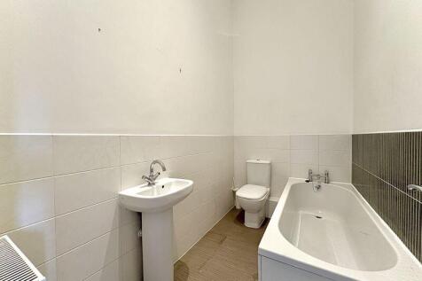 FIRST FLOOR BATHROOM