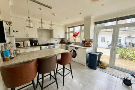 4-bedroom House for rent in Barking