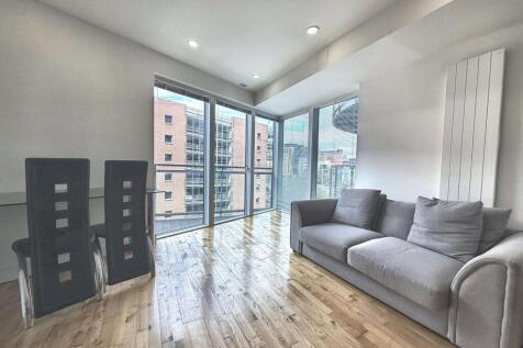 Captivating 2-bed apartment in Leeds city centre. Features modern living space, renovated kitchen, secure entry system. Close to shops, dining, and transport. Perfect for urban lifestyle seekers.