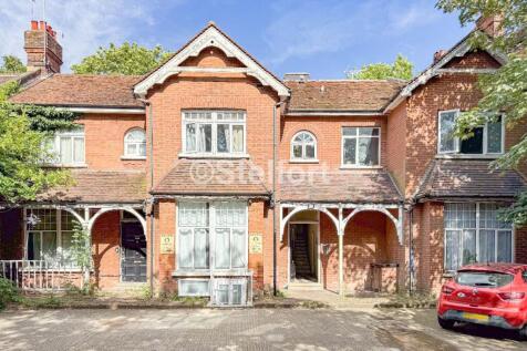 "Includes bills except council tax" lovely studio flat is set in Muswell Hill within minutes walk to The Broadway & local amenities.