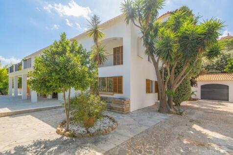 Modern luxury home with pool in a prime location in Puerto Pollensa