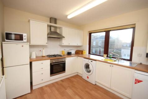 Superb three double bedroom property with modern kitchen, ideally located close to the City Centre, Universities and local amenities. Good access links to city centre. Very spacious three double bedro