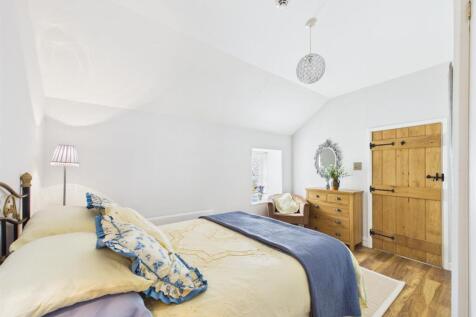 Bedroom 1a.jpg