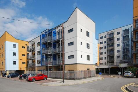 LONG LET. Set in a great development, this 1 bedroom flat boasts charming accommodation including a large open-plan reception room, a smart kitchen and a lovely double bedroom.