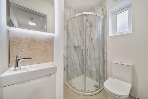 Bedroom 2 ensuite.jpg