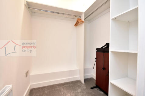 walk-in wardrobe.JPG