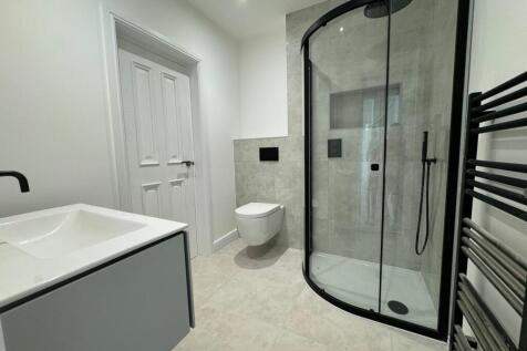 En Suite to Bedroom 2