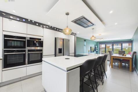 cam03830g0pr0270still032