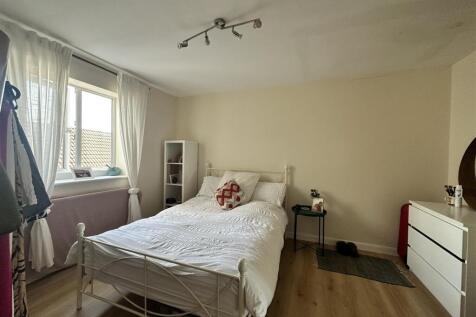 Bright, simply furnished double bedroom with be...
