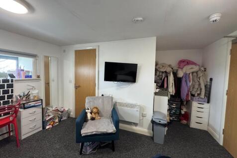 Bright, spacious and ready to go. This 1-bed flat brings a great living space, fitted kitchen, double bedroom and a clean, simple finish throughout. Everything you need in a top Wavertree spot, just m